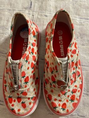US SPORTS GIRLS STRAWBERRIES ZIPPER WITH SILVER TONE HEART FRONT SNEAKERS 10